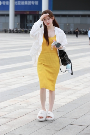 95春晓 紧身裙+拖鞋 含特写 户外街拍 185张