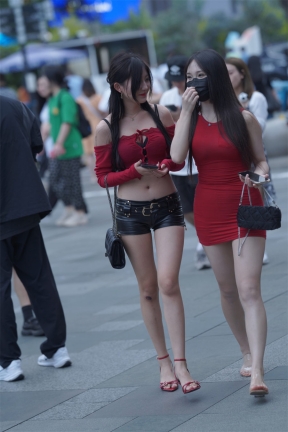 18美女街拍 超短皮裤+红色凉高 139张