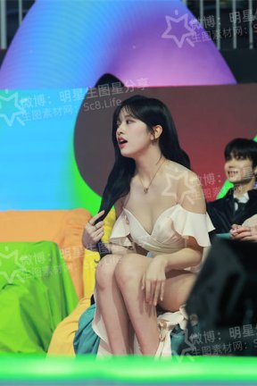 66 IVE安宥真 23年12月 白色深V开叉裙 1160张